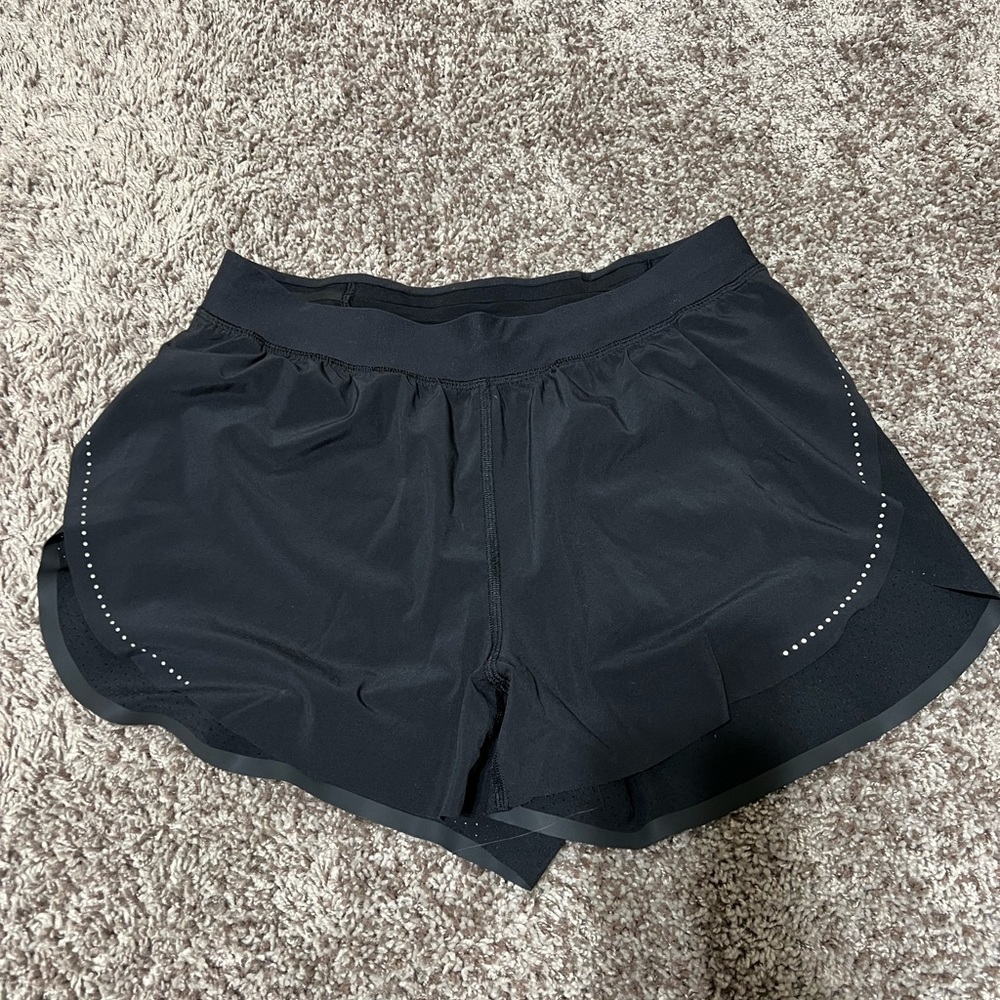 NWOT Lululemon Fast and Free Reflective 3” shorts